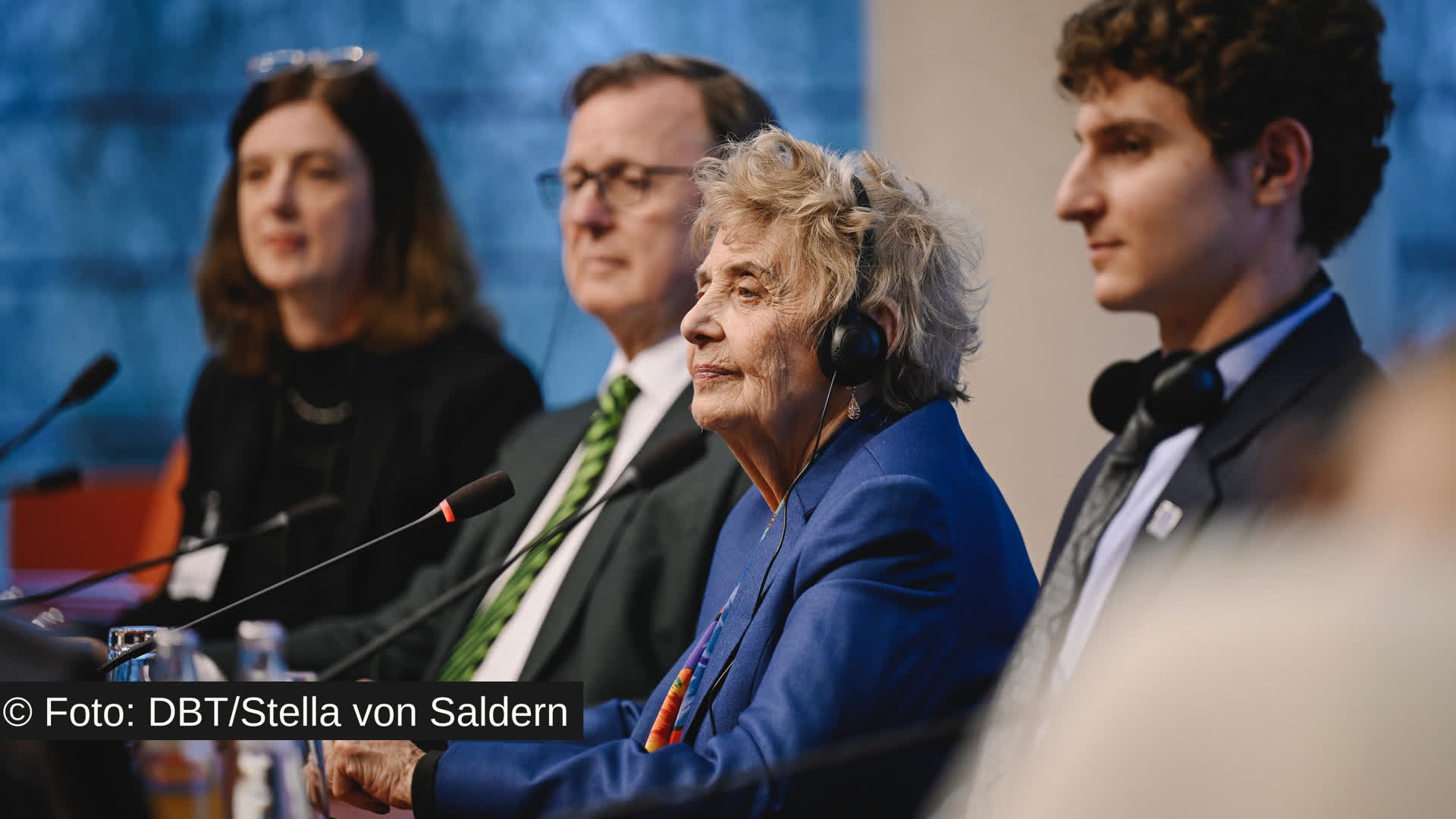 Junge Menschen im Gespräch mit Gedenk­rednerin Tova Friedman